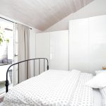 Biele zariadenie spálne priestor opticky presvetľuje a odľahčuje. Pri otvorení dvojkrídlových dverí na terasu máte pocit, že posteľ sa nachádza priamo na čerstvom vzduchu.