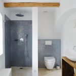Aj druhá kúpeľňa je zariadená v jednoduchom čistom štýle, nenáročná na údržbu. Lesklý mozaikový obklad na stenách tvorí zaujímavý kontrast s drevenými prvkami.