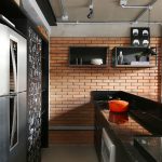 Jednoduchosť je charakteristickým znakom celého loftového konceptu. Napríklad prechod medzi obývačkou a kuchyňou tvorí barový pult – drevená polica s jednoduchou konštrukciou z čiernych kovových rúrok.