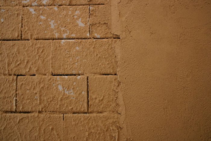 Nepálené tehly a hlinené omietky vynikajúco regulujú vlhkosť vzduchu tak, že ak jej je v interiéri prebytok, absorbujú ju a ak jej je nedostatok, vydajú ju späť.