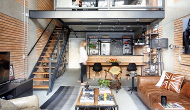 Interiér je inšpirovaný priemyselnou architektúrou a loftmi – štýlom bývania, ktorý pochádza New Yorku a sú preň typické vysoké a otvorené priestory, používanie betónu, neomietnutých tehál a viditeľných konštrukčných prvkov či rozvodov.