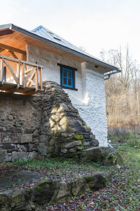 mlyn zrekonštruovaný na bývanie na samote pri Banskej Štiavnici