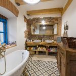 mlyn zrekonštruovaný na bývanie na samote pri Banskej Štiavnici,drevený interiér kúpeľne