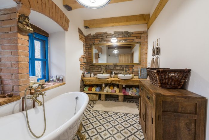 mlyn zrekonštruovaný na bývanie na samote pri Banskej Štiavnici,drevený interiér kúpeľne