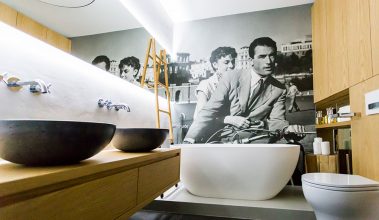 Atypické riešenie steny v kúpeľni – pútavá čiernobiela vodoodolná fototapeta s výjavom z filmu Prázdniny v Ríme