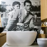 Atypické riešenie steny v kúpeľni – pútavá čiernobiela vodoodolná fototapeta s výjavom z filmu Prázdniny v Ríme