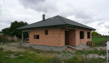 Hrubá stavba bungalovu z brúsených keramických tehál so šikmou strechou