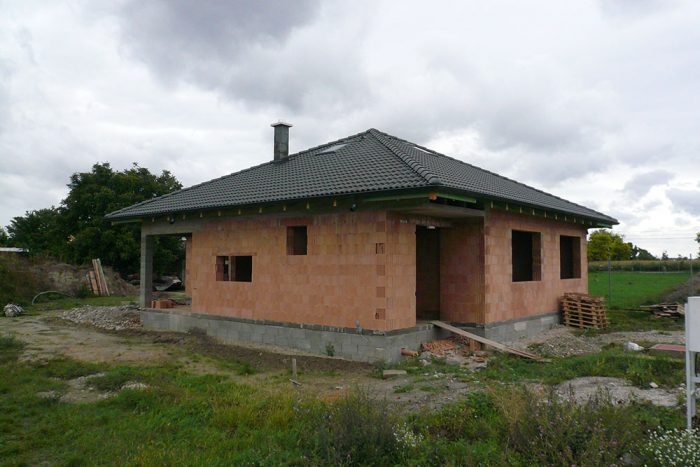 Hrubá stavba bungalovu z brúsených keramických tehál so šikmou strechou
