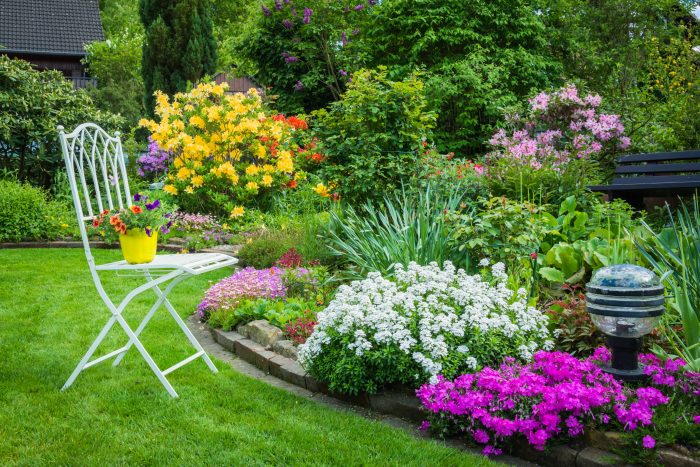 romantická vidiecka záhrada s trávnikom
