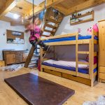 detská izba s poschodovou posteľou a kruhmi na cvičenie