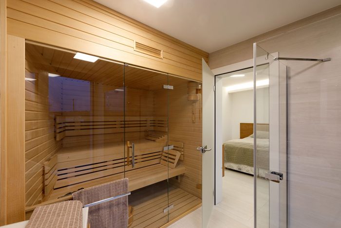 Spálňa má vlastnú kúpeľňu so saunou.