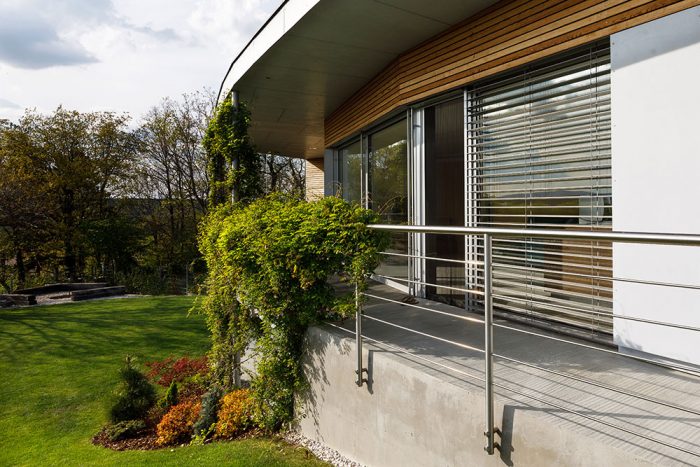 Murovaná stavba v kombinácii s hliníkovými okennými systémami s tepelnoizolačnými trojsklami splnila požiadavku majiteľa na pasívny dom