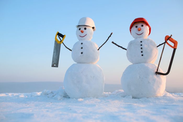 Murovanie v zime robotníci ako snehuliaci