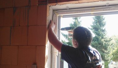Okenný rám sa zafixuje v správnej polohe pomocou samorezných skrutiek, navŕtaných cez rám okna a plochých kotiev priskrutkovaných na rozperky (tzv. hmoždinky). Skrutky sa dotiahnu tak, aby sa zabránilo deformácii alebo prehnutiu rámu.