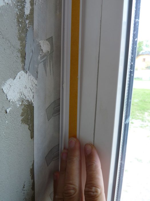 Pred nanesením omietky sa na okenný rám nalepia ukončovacie lišty – APU lišty. V žiadnom prípade sa nesmie omietka natiahnuť priamo cez okenný profil.
