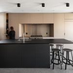 kuchyňa a obývačka s čiernym stolom v Montreale