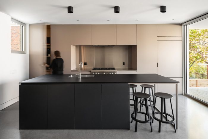  kuchyňa a obývačka s čiernym stolom v Montreale