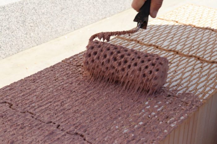 Pálená tehla sa používa na murovanie tenkou vrstvou