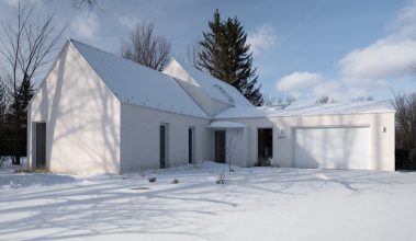 Dom a biela tehla na obklade