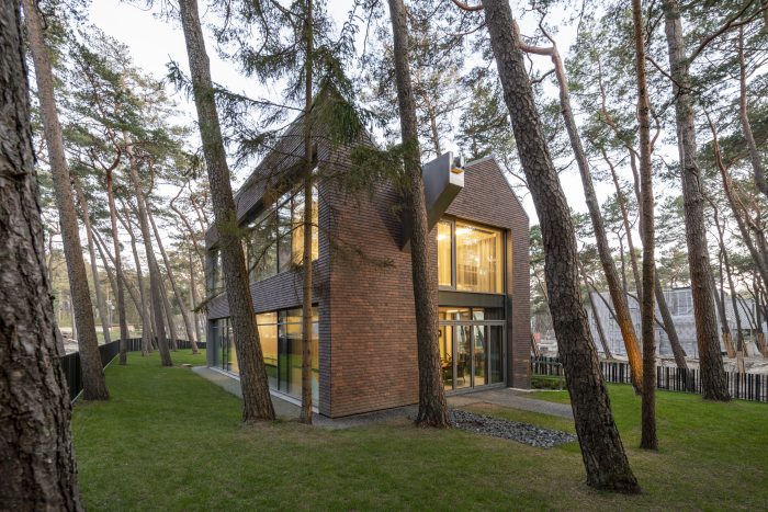 Dom uprostred lesa spája tradíciu s futuristickou víziou