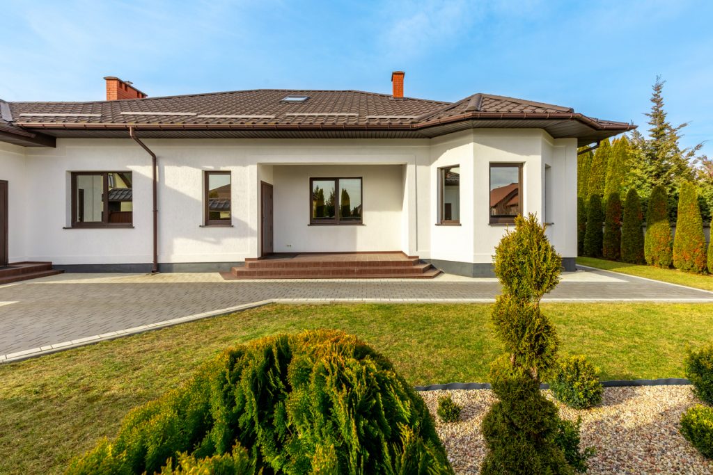 farebne odlíšený sokel na dome