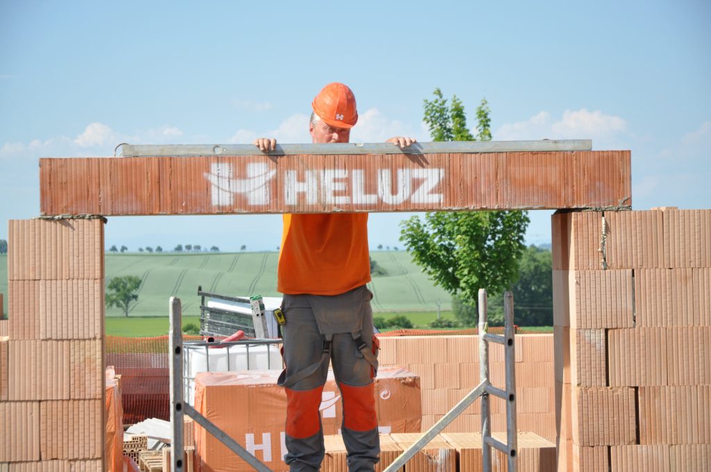 stavebný preklad heluz stavba domu preklad