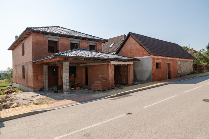 Dom mladej rodiny ponúka výhľad za milión: Ako sa pri stavbe podarilo udržať rozpočet?