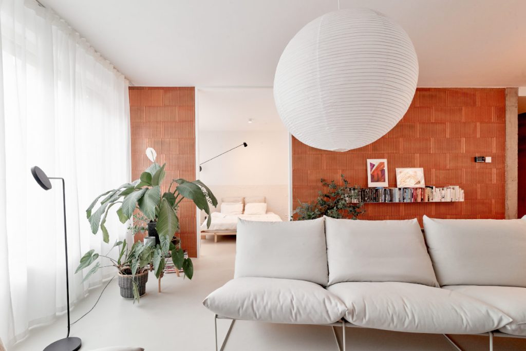 neomietnutá tehla obývačka