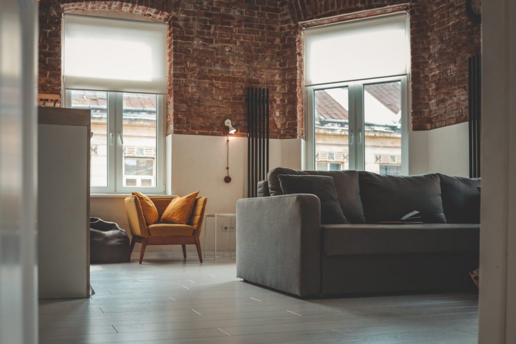 neomietnutá tehla industriálny interiér