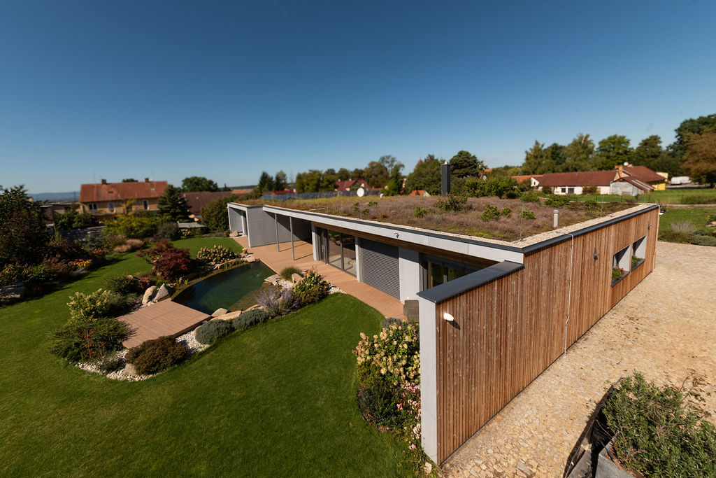 veľký bungalov z tehly prízemný moderný dom