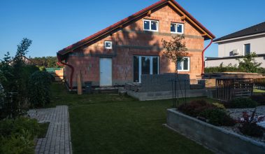 nevidiaci postavil dom