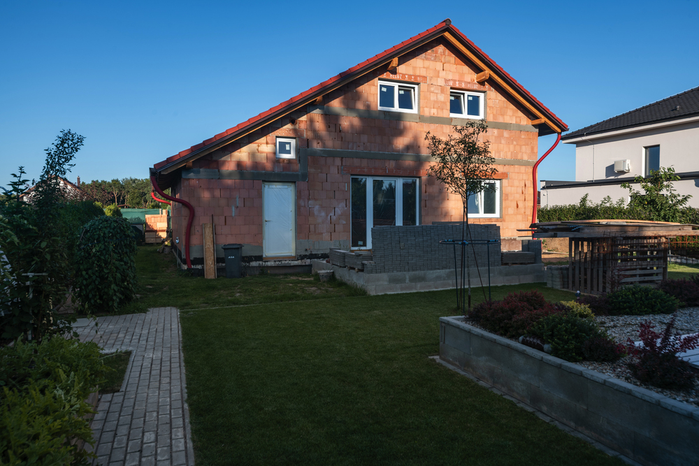 nevidiaci postavil dom